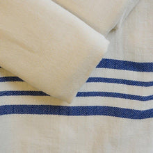 Laden Sie das Bild in den Galerie-Viewer, Hamamtuch Leyla handgewebt und vorgewaschen - weiß mit blauen Streifen - Hamamista
