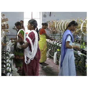 Weberinnen im Handweber-Familienbetrieb vom Herrn Visu im indischen Tamil Nadu.