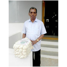 Laden Sie das Bild in den Galerie-Viewer, Handweber-Familienbetrieb vom Herrn Visu im indischen Tamil Nadu.